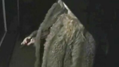 Ruskeaverikkö teinit saa hänen tiukka alistuva pillua perseestä kova