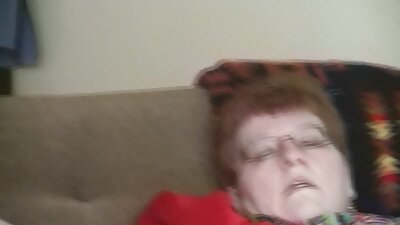 Piilossa kaapissa katsomassa tyttöystävä äiti maturboi