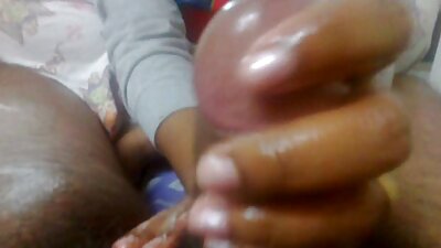 Nukkuva teinit perseestä puistossa