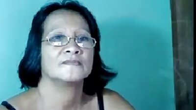 Kuuma brunette huutaa kuin verinen murha