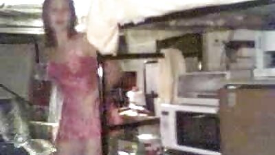 Kimainen nuori aasialaiset yllättynyt sisään the college wc